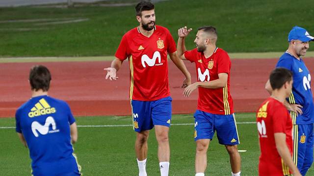 Pique İspanya Milli Takımı'nda oynamaya devam edeceğini açıkladı