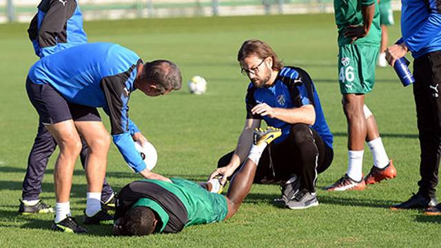 Bursaspor'da Badu 3 hafta yok