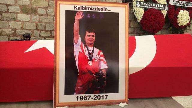 Naim Süleymanoğlu son yolculuğuna uğurlandı