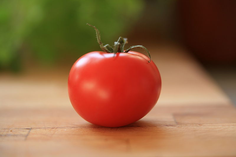 800px-Tomato-on-cuttingboard