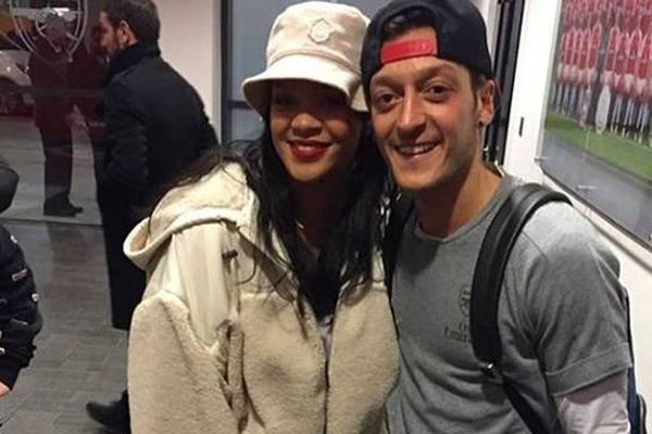 Rihanna, Mesut Özil'le yan yana!